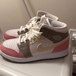 Grade School Nike Jordans Mid Size 7